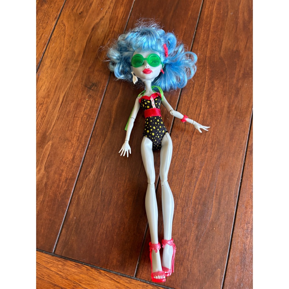 Monster High Ghoulia Yelps Skull Shores Doll Blue Hair Swimsuit Accessories